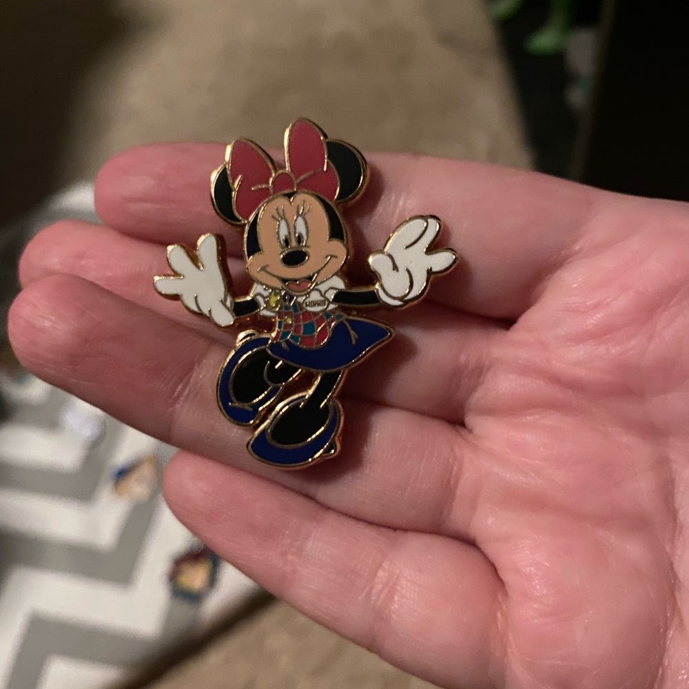 💖Minnie Mouse cast member pin